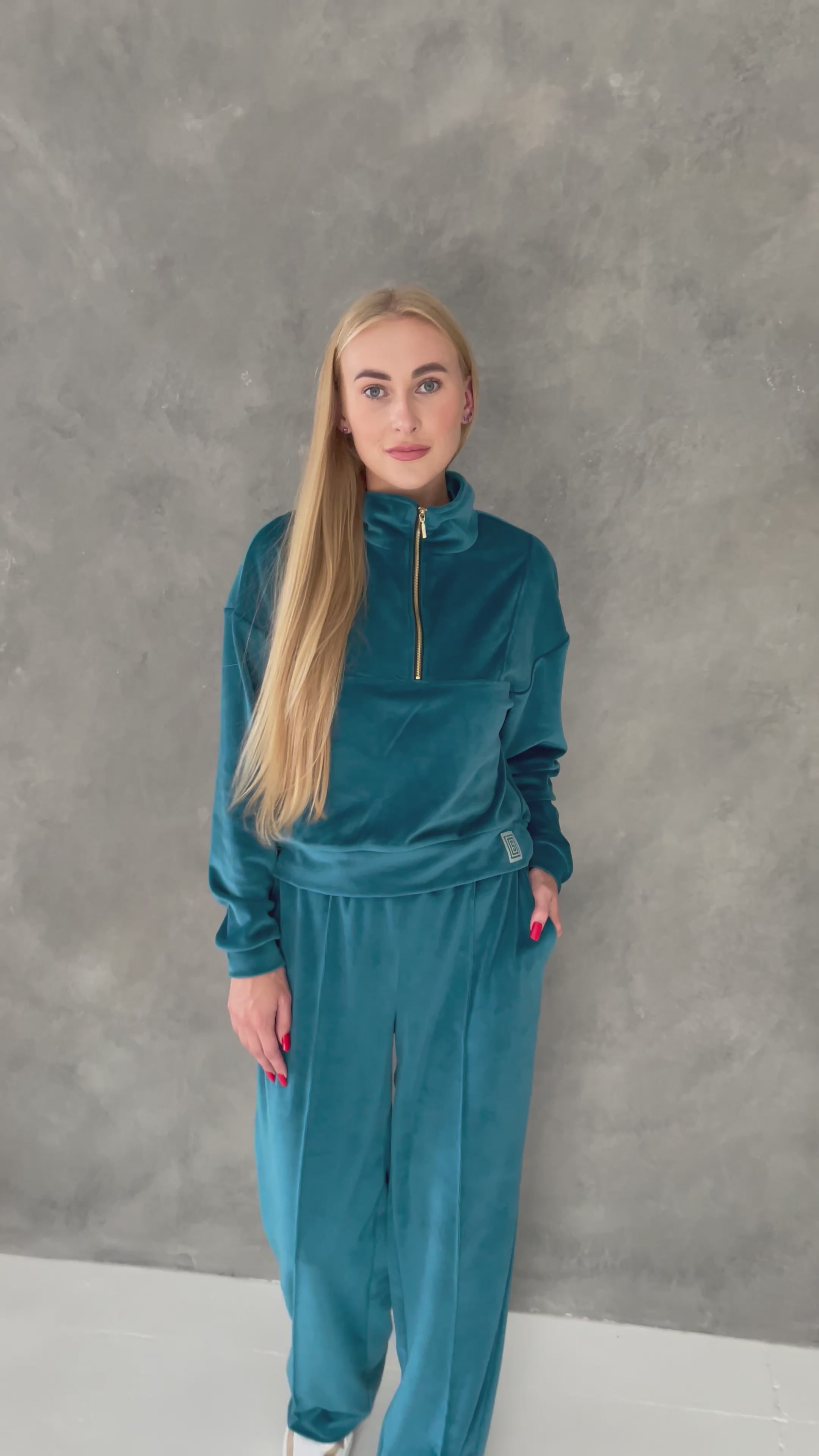 Veliūrinis laisvalaikio kostiumas "Soft shine electric"