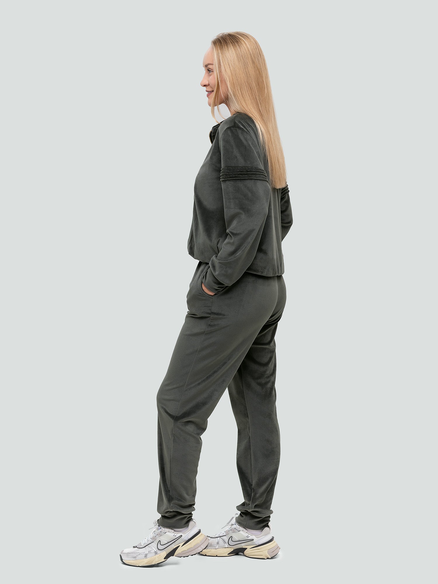Veliūrinis laisvalaikio kostiumas "Soft dark khaki"