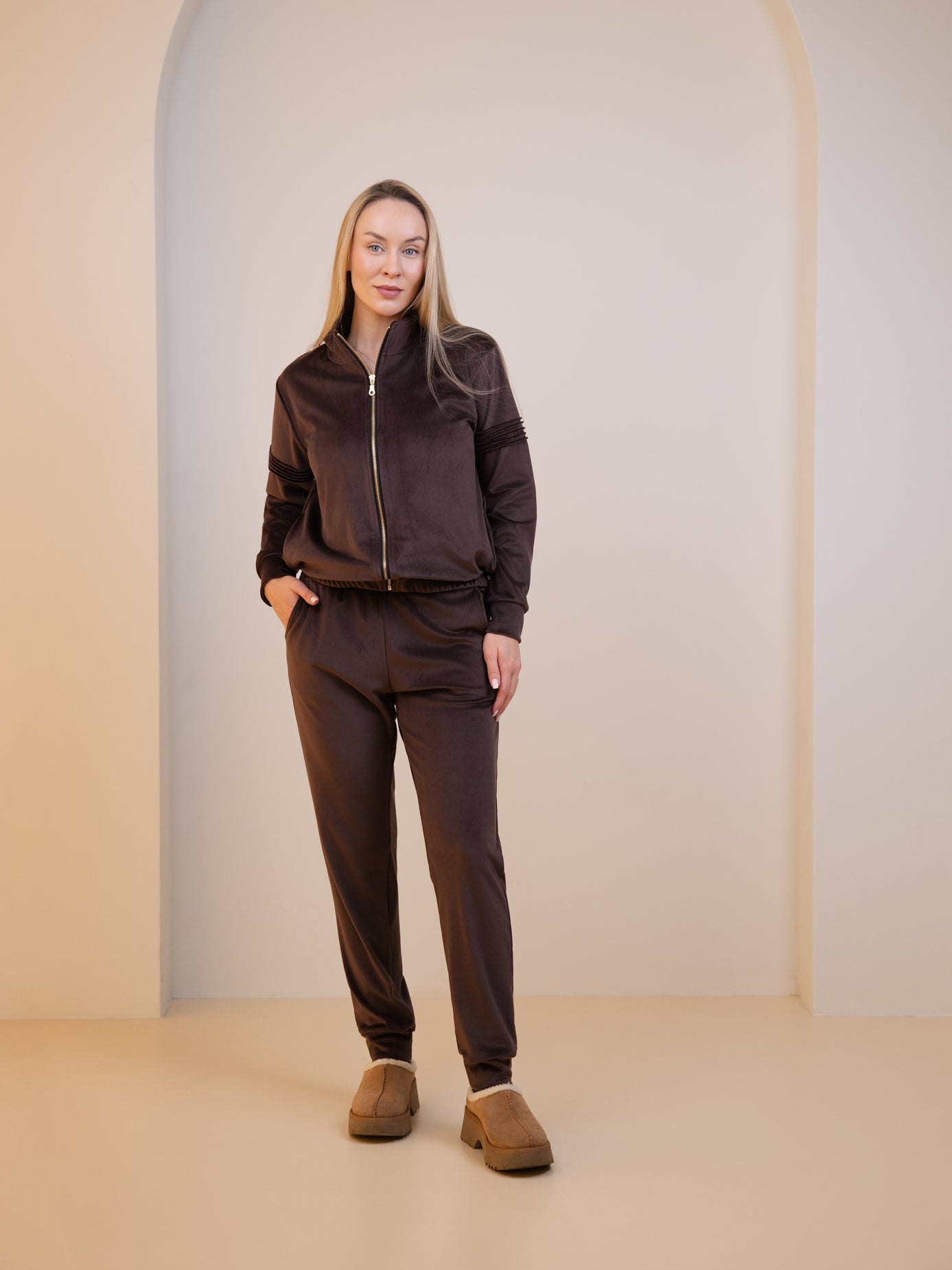 Veliūrinis laisvalaikio kostiumas "Soft dark chocolate"