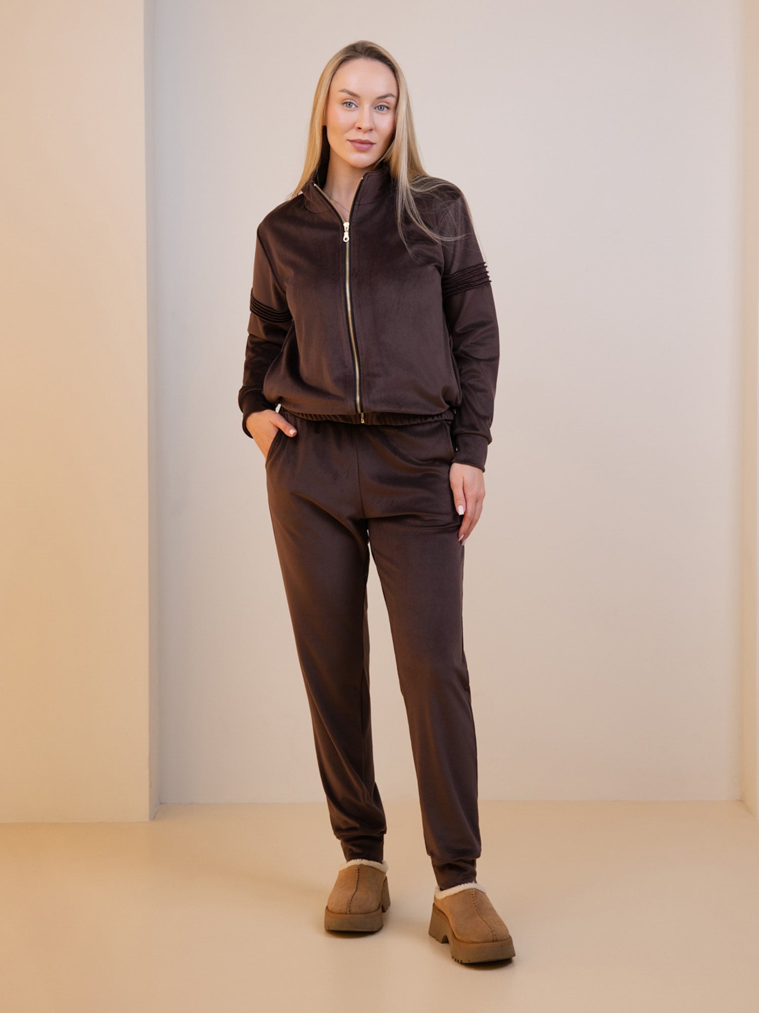 Veliūrinis laisvalaikio kostiumas 