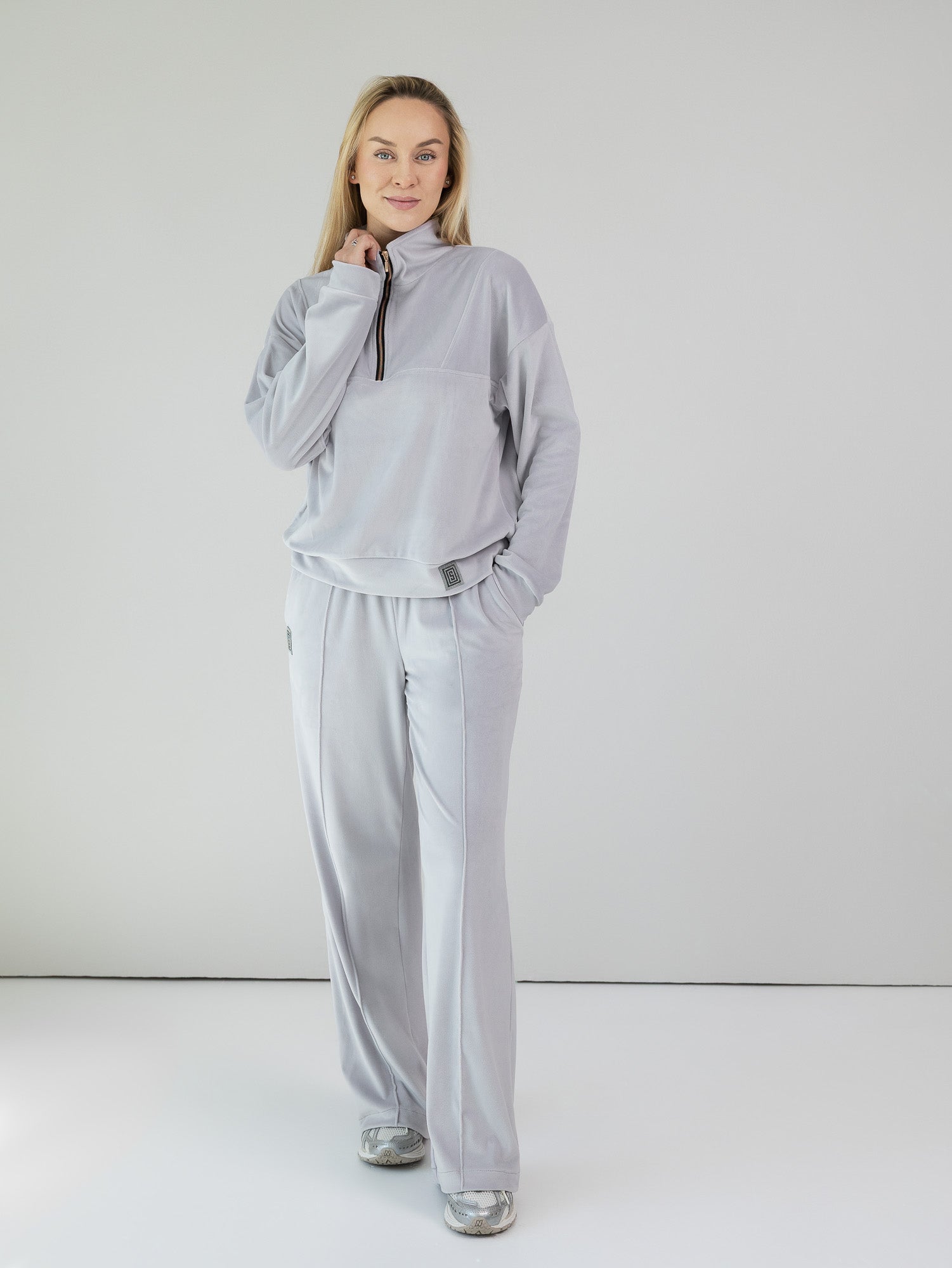 Veliūrinis laisvalaikio kostiumas "Soft shine grey"