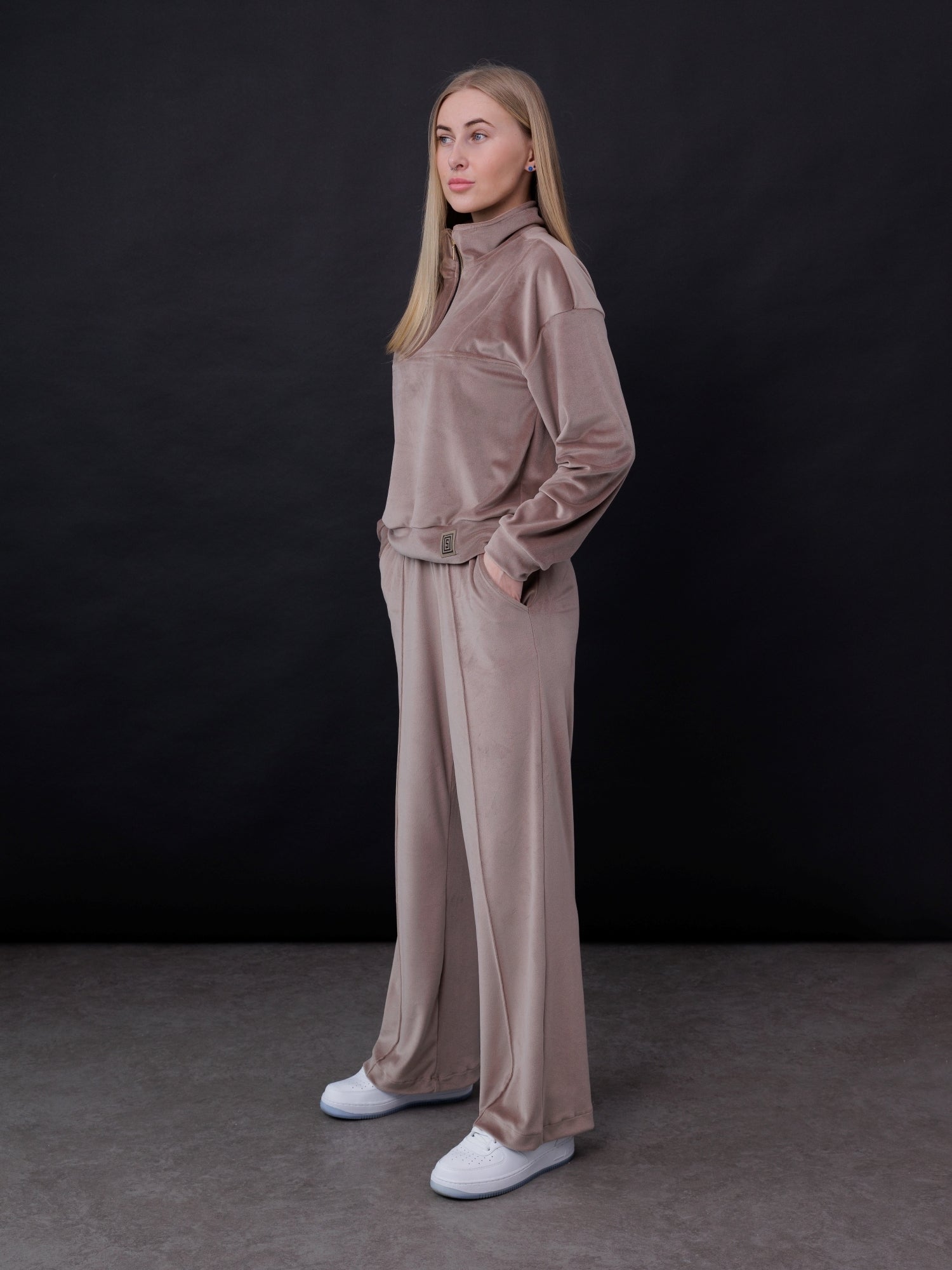 Veliūrinis laisvalaikio kostiumas "Soft shine Mocha"